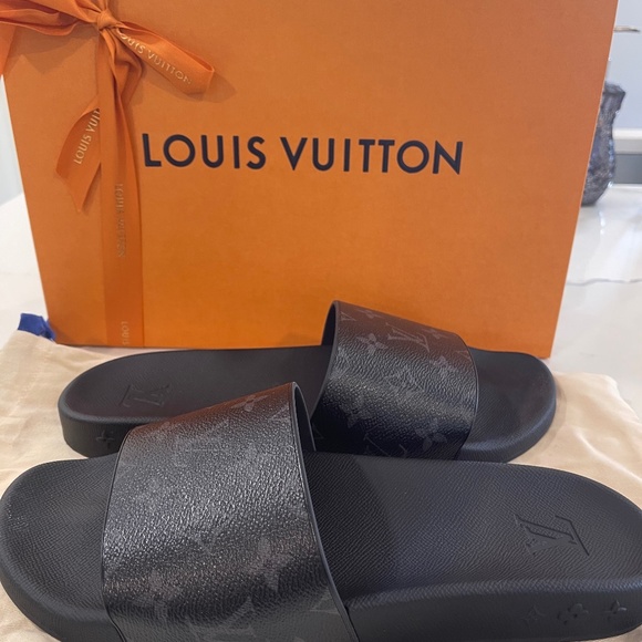 Authentic brand new with box and dust bags Louis Vuitton MENS Slides - Picture 1 of 10